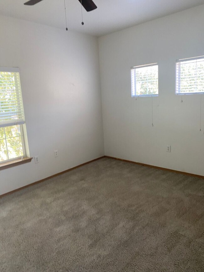 Building Photo - 1000 Diamond Dr