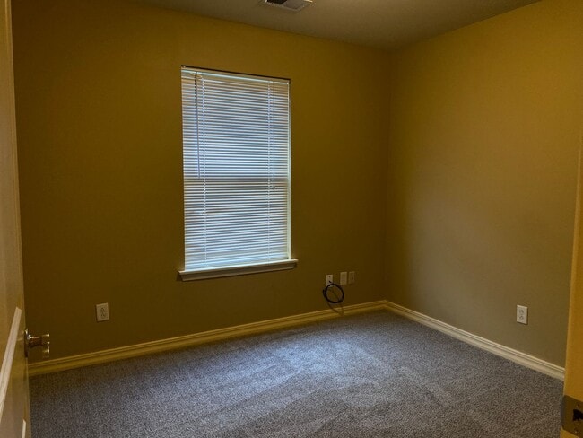 Building Photo - Condominium in Sycamore Ridge