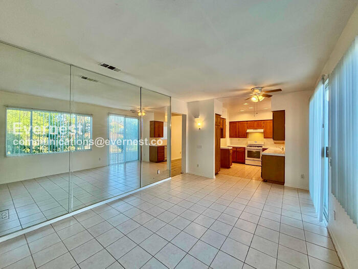 Building Photo - 27620 Parkside Dr