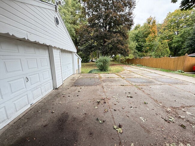 Building Photo - NEW REMODELED- 2 bedroom duplex