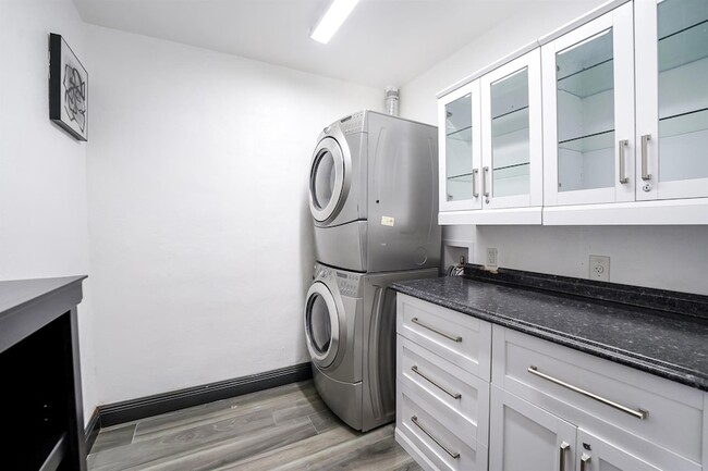 Building Photo - 2531 NE 47th St