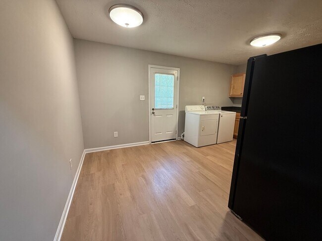 Building Photo - PRE - LEASING FOR AUGUST 11TH 2026!