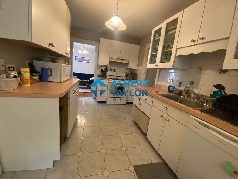 Building Photo - 94 Heath St