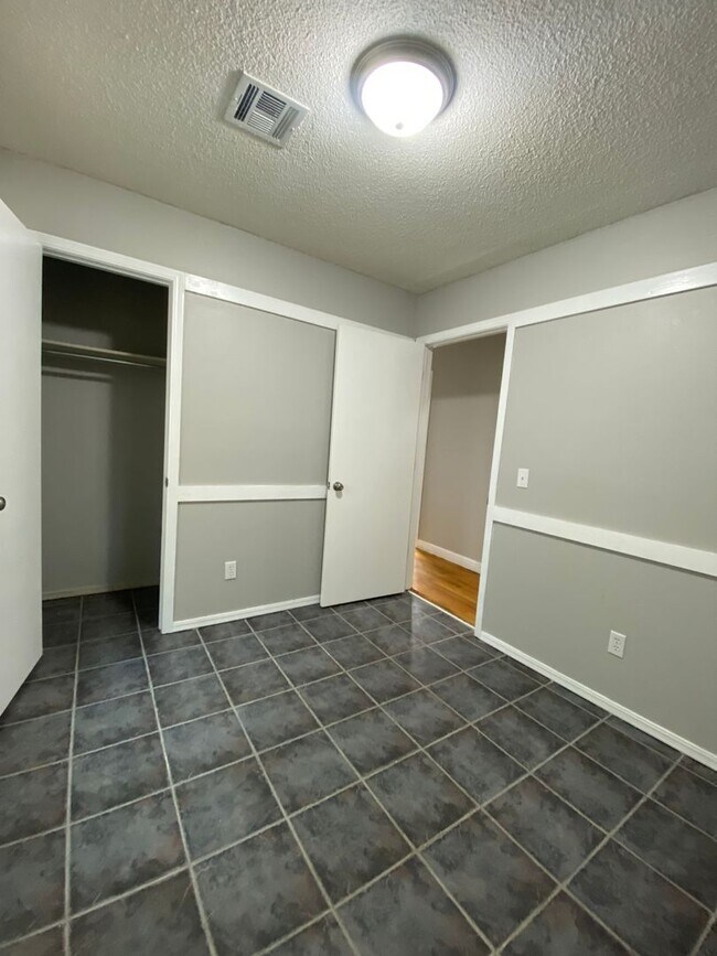 Building Photo - 3 bedroom house with 2 baths in Broken Arrow!!