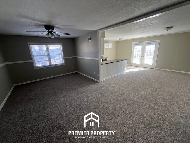 Building Photo - Spacious 3BR/1.5BA in Memphis - Open Kitchen, Dining Room & Private Backyard