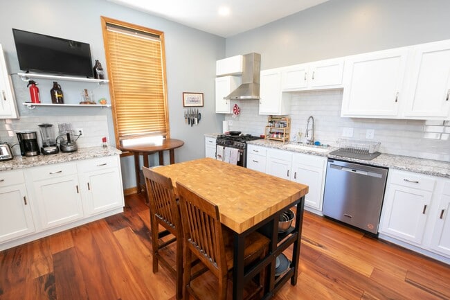 Building Photo - 1241 Bates Ave