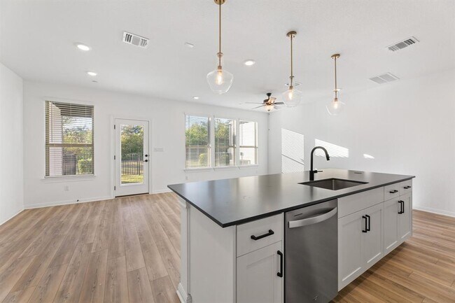 Building Photo - 2725 Woodall Dr