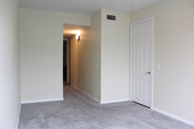Building Photo - 7575 Kirby Dr