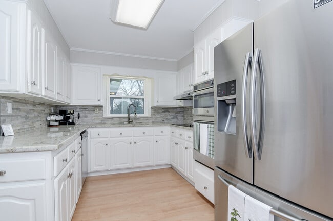 Building Photo - 2415 Apricot Ln