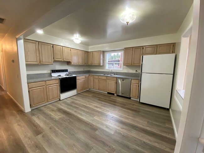 Building Photo - ~3 Bedroom Hucrest Home~