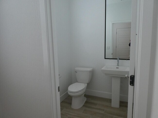 Building Photo - 2725 E Teaberry Dr