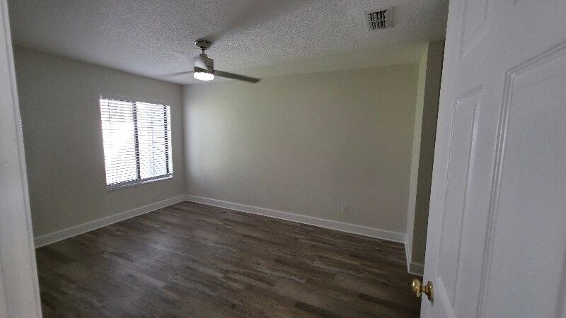 Building Photo - 161 Breezeway Ct