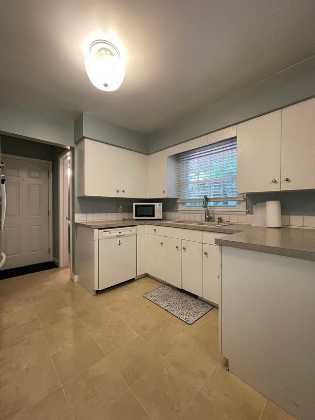 Building Photo - Three Bedroom Home in Kalamazoo