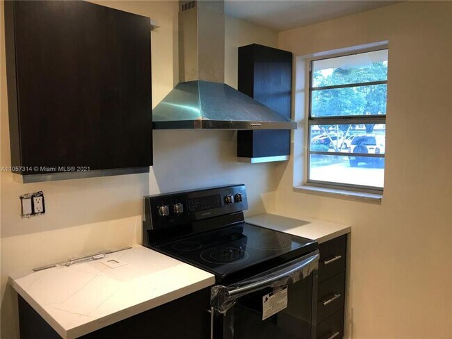 Building Photo - 2 bedroom in North Miami Beach FL 33179
