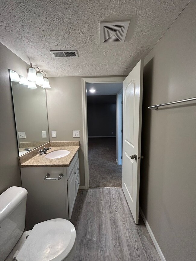 Building Photo - Spacious 4 Bedroom Duplex Near Village Pointe