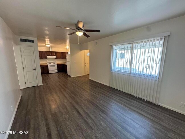 Building Photo - 3323 E Blacklidge Dr
