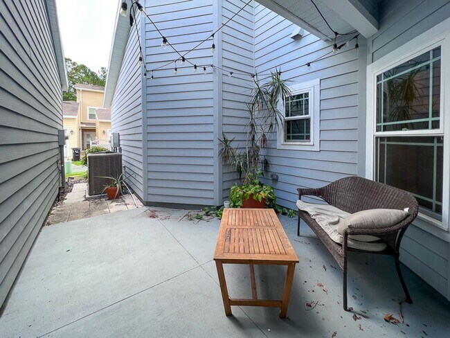 Building Photo - 3BR/2.5BA Townhouse in Sorrento - availabl...