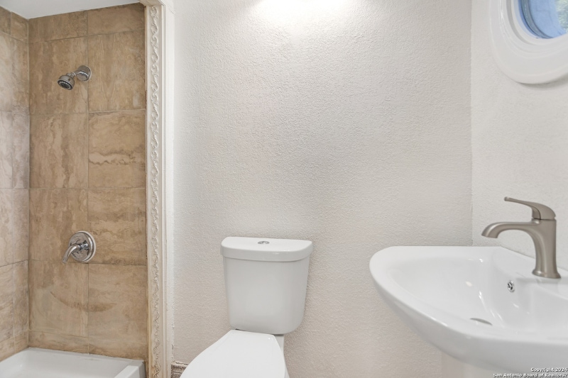 Building Photo - 2228 W Huisache Ave