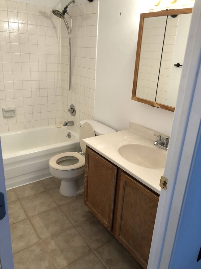 Building Photo - Centrally Located, 2 Bedroom Townhouse w/G...