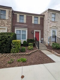 Building Photo - Beautifully maintained townhouse in Freder...