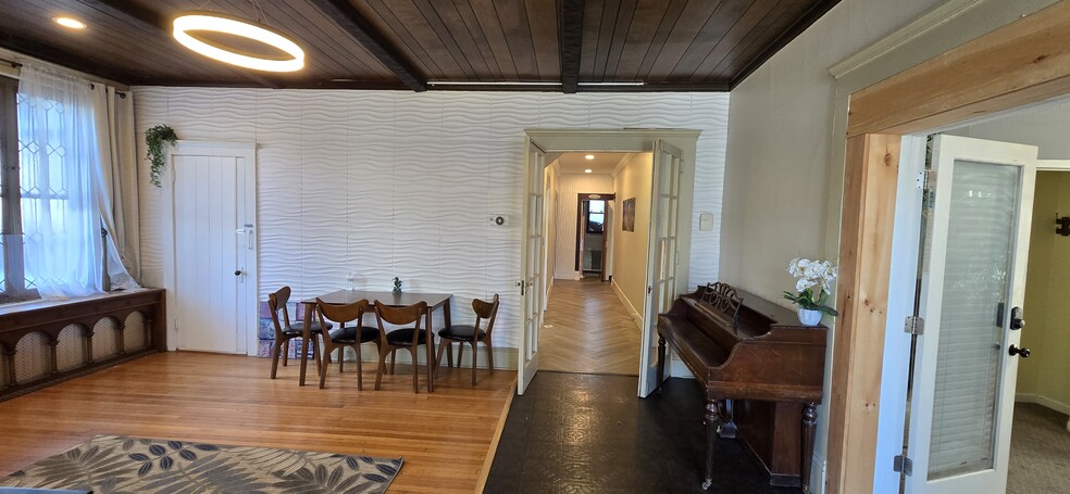 Building Photo - 1718 Capouse Ave