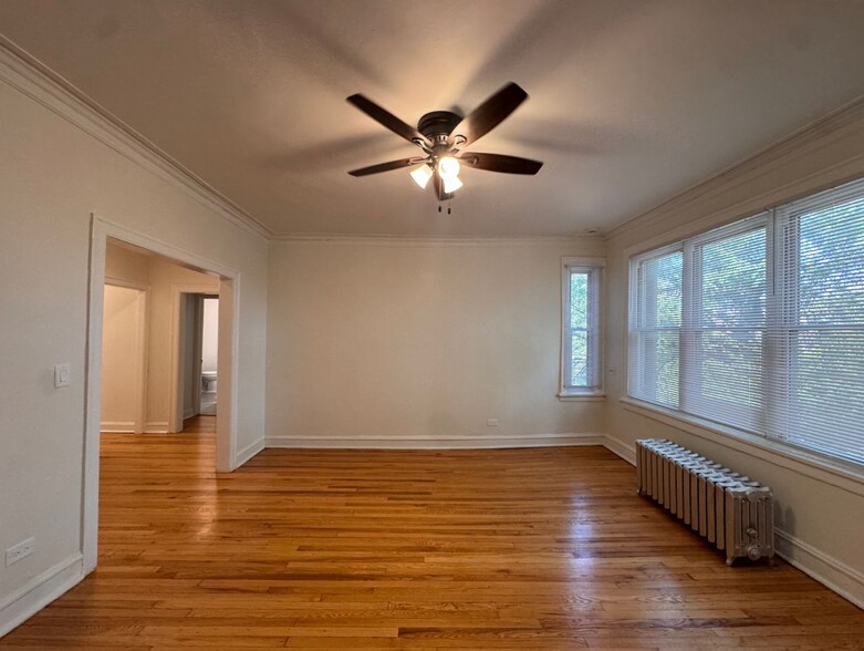 Building Photo - 6422 N Greenview Ave