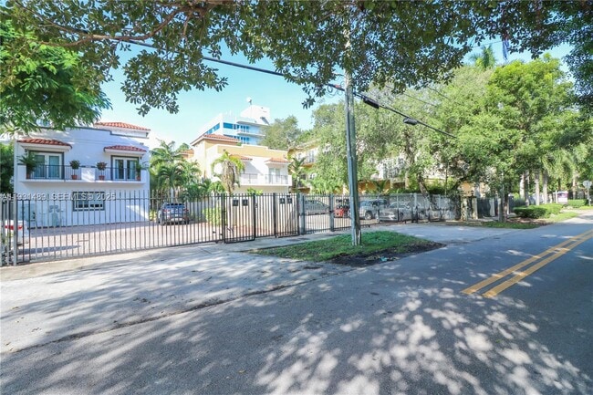 Building Photo - 2947 Coconut Ave