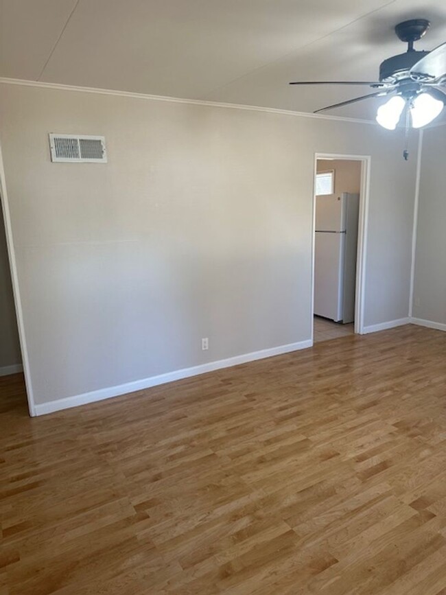 Building Photo - 2bd 1ba House Available NOW!