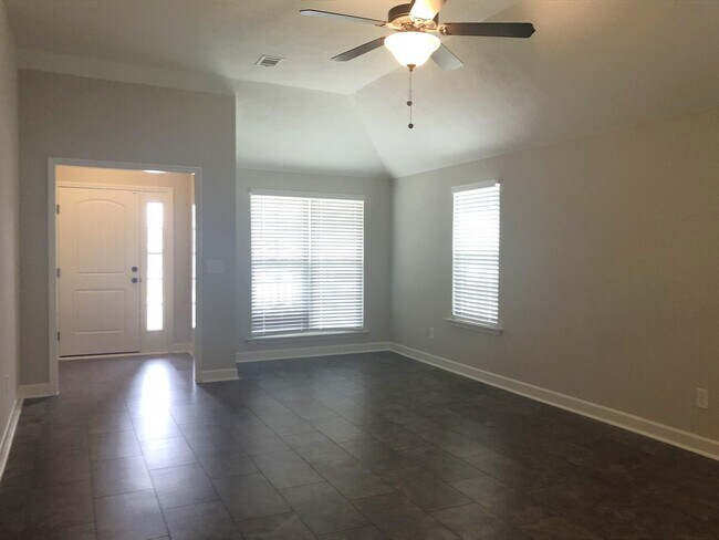 Building Photo - 879 Goodale Dr