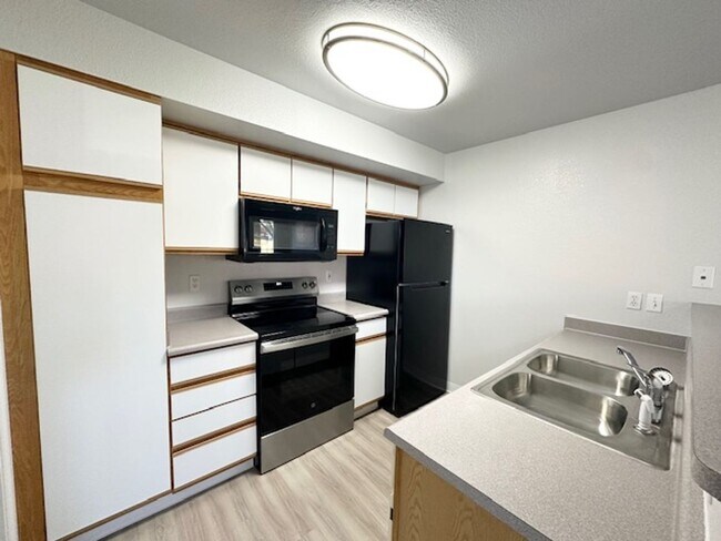 Building Photo - Bright & Stylish Upstairs Apartment!