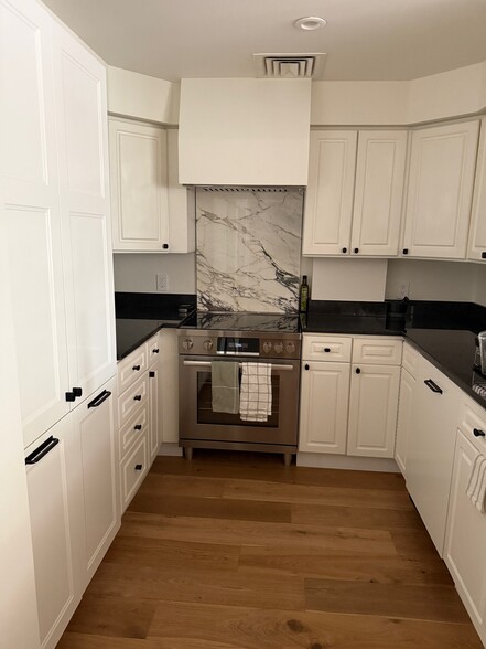 This is the updated range. Old range photos left in to show kitchen layout. - 40 College St