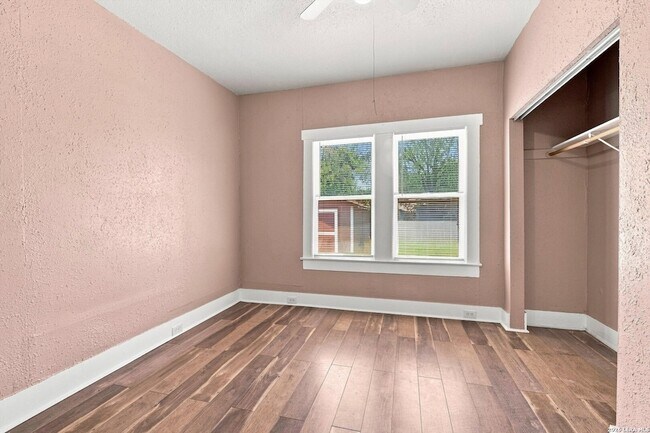 Building Photo - 506 E Whittier St
