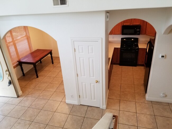 Building Photo - Westside 4 Bed, 2.75 Bath Townhouse w/Gara...