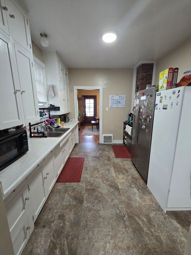 Building Photo - 3 Bedroom with garage and basement
