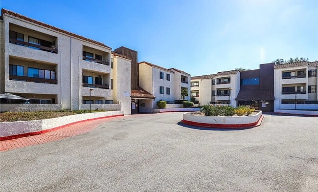 Building Photo - Fully Remodeled 1 Bedroom 1 Bathroom Open ...
