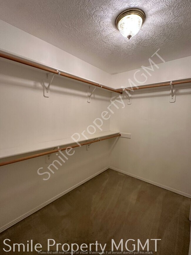 Building Photo - single house