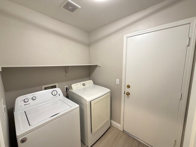 Building Photo - Carry Over Showing: This property has been shown before and will be rented to the first most qual...