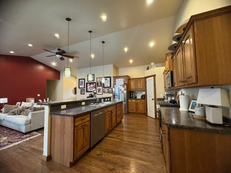 Building Photo - 219 Talon Way