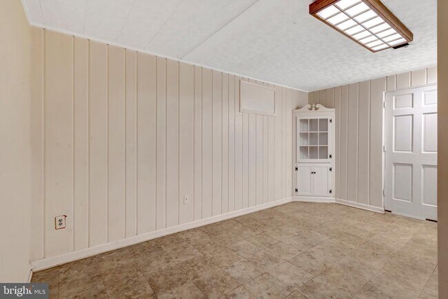 Building Photo - 8916 Braeburn Dr