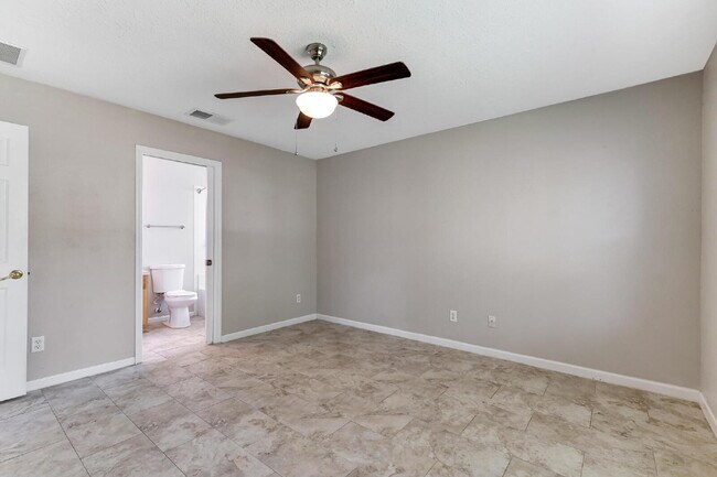Building Photo - "Spacious 3-Bedroom Home with 2 Full Baths in the Heart of Palm Coast!"