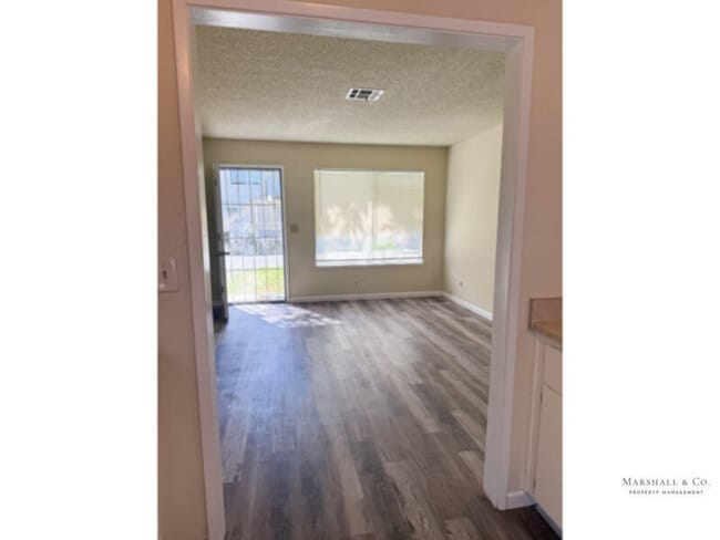 Building Photo - Spacious 2br/1ba, A/C, LRG. Bedroooms, Private Patio, Garage, New Fridge, NEW Dishwasher!!