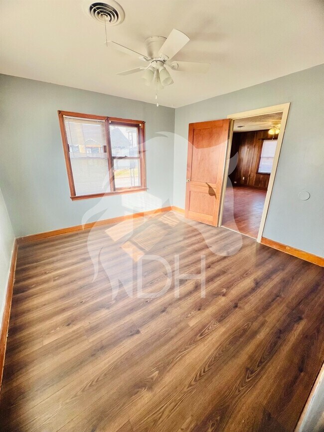 Building Photo - 2302 E Elm Ave