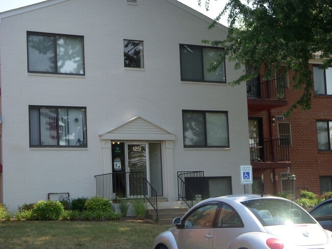 Building Photo - Country Club 1 Bedroom Condo