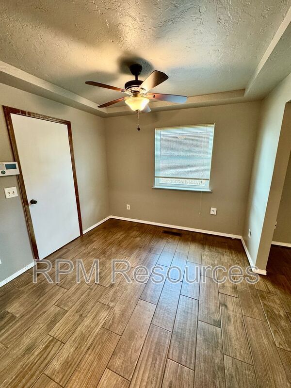 Building Photo - 12504 Whispering Hollow Dr