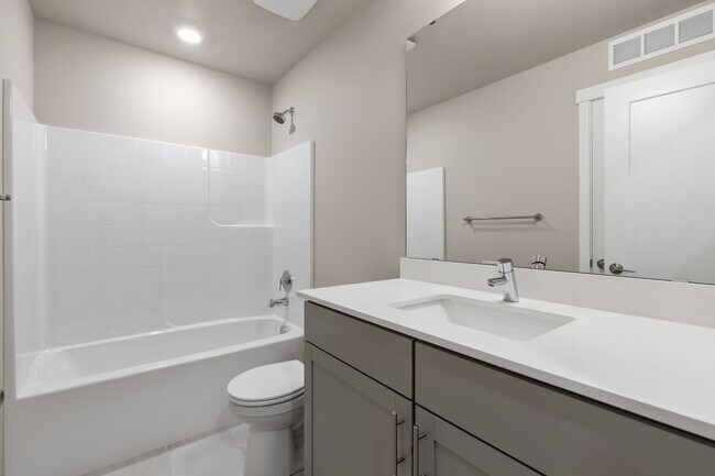 Building Photo - Modern 3 Bedroom Townhome with Designer Finishes in Lynnwood
