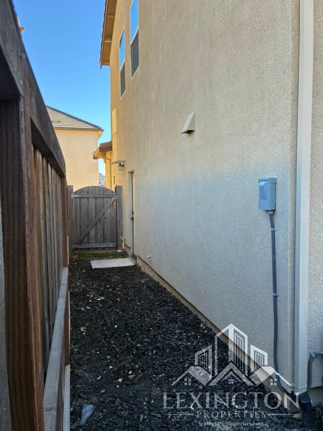 Building Photo - Elegant, 3BD/2.5BA, Sacramento Home in Nat...