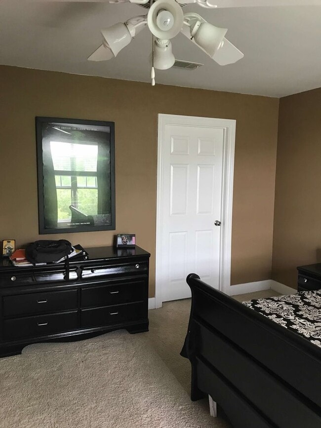 Building Photo - Spacious condo