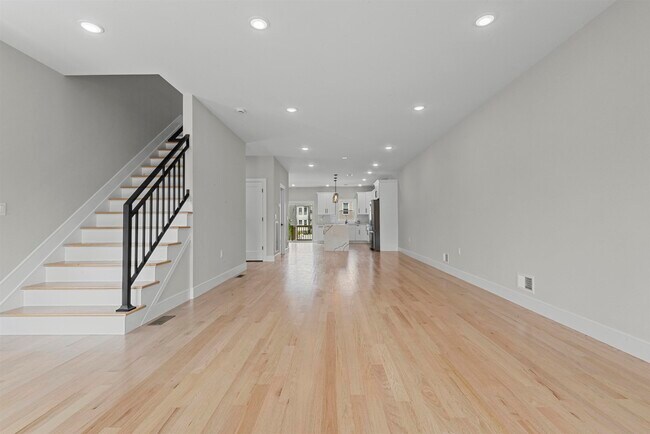 Building Photo - 403 Maple St