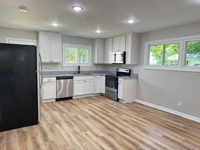 Building Photo - Great Home Conveniently Located! 3 Bed 1 B...