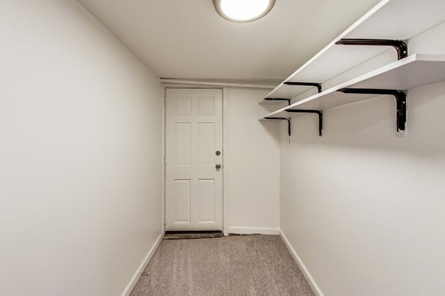 Building Photo - Spacious 3bd/2.5 bath updated townhome in ...